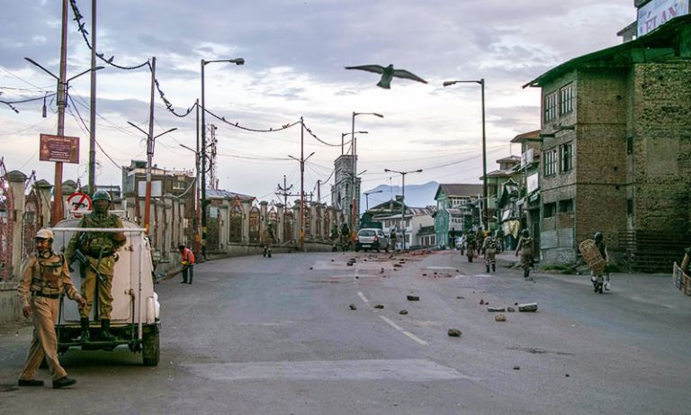 Curfew continues in Kashmir