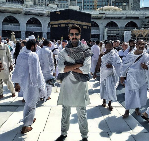 Fahad Mustafa Performed Umrah Latest Picture 2020 - BOL News