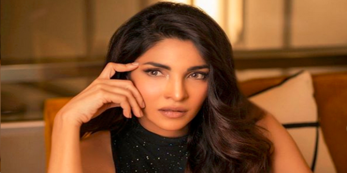 Zhalay Sarhadi poses with her daughter