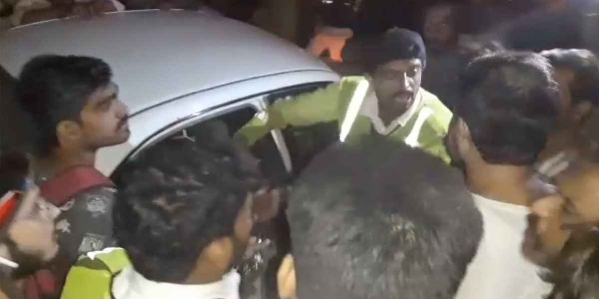 Karachi: Citizen Attempts To Hit Traffic Policeman With His Car