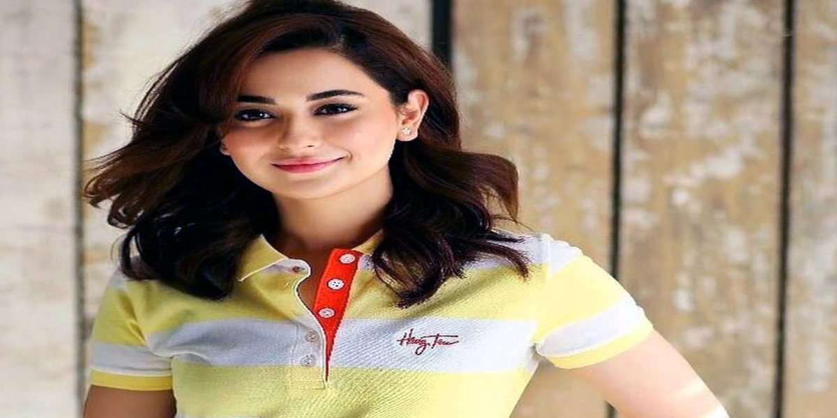 Hania Amir happy color