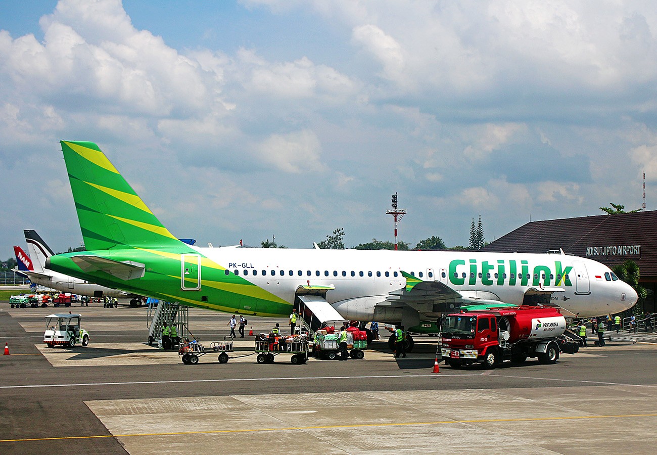 Man infected with COVID-19 poses as wife on Indonesian flight
