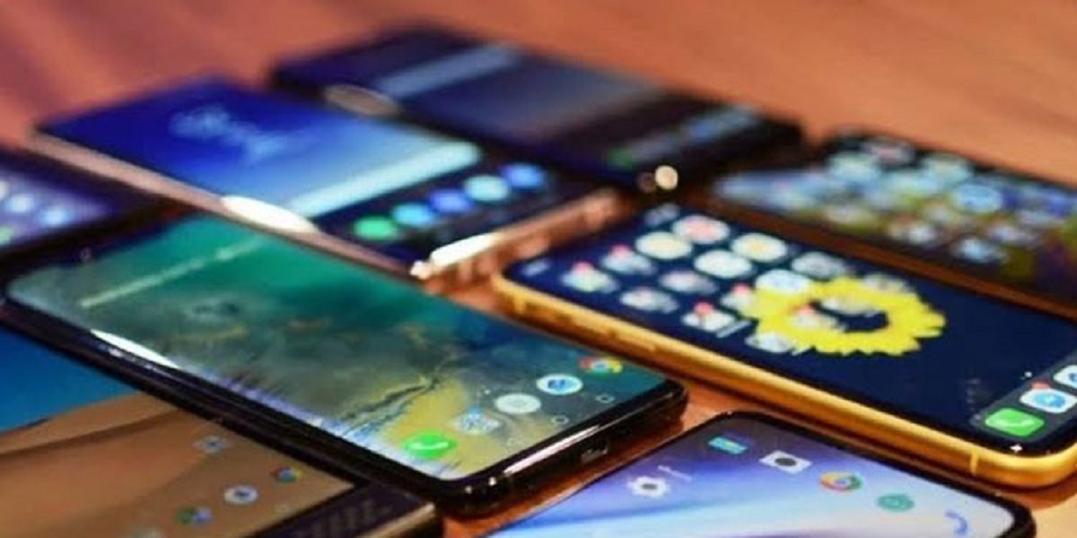 Local mobile manufactured in Pakistan exceeds imports: Razak Dawood