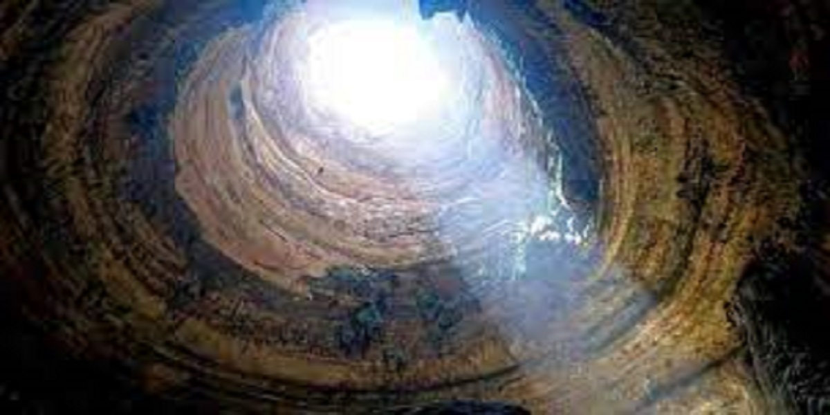Explorers discover a snake pit at the bottom of a 367-foot well