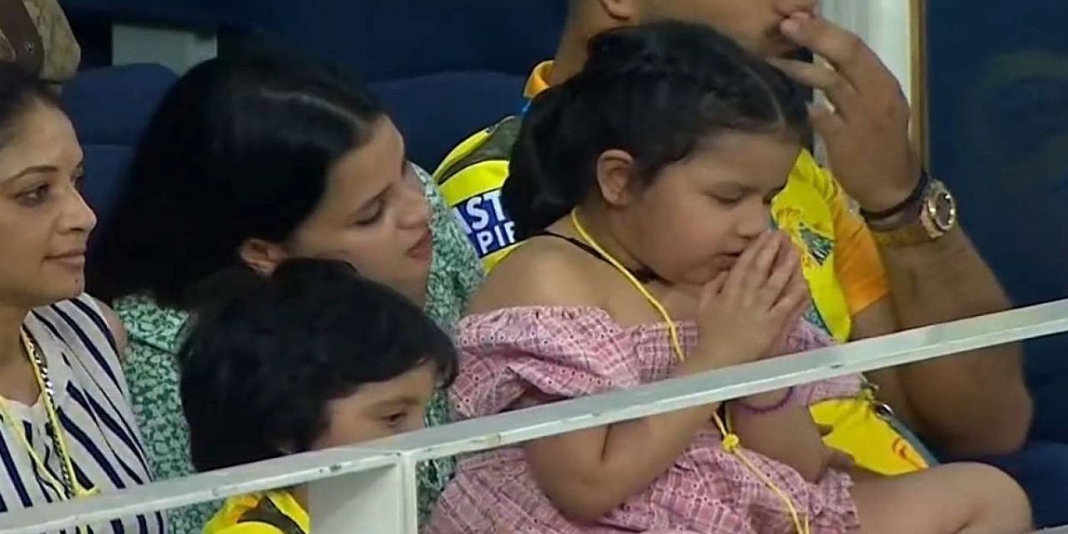Adorable picture of MS Dhoni’s daughter Ziva, ‘praying for Papa’s team’