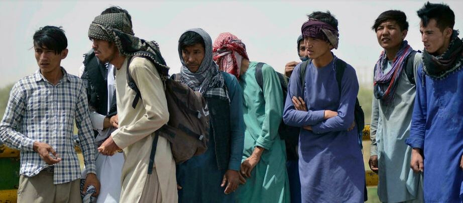 Afghans flock to Iranian border, but few can cross