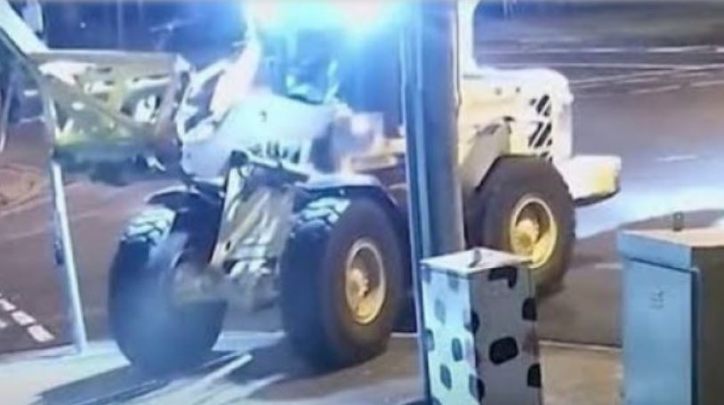 Thief flees in tractor after bungled Australian robbery